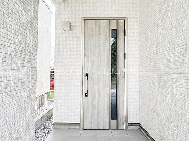 木のぬくもりも感じられる洗練された印象の玄関ドア。ポーチ部分にゆとりがあり、雨の日や荷物の多い時の出入りもスムーズです。