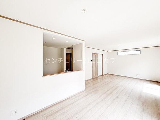 LDK広々19帖！ご家族でゆったりとくつろげる広さです。白を基調としたリビングには様々なテイストの家具がよく映え、お好みのインテリアを自由に楽しめます。