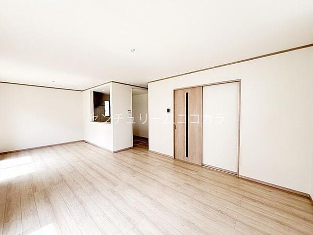 2面採光の明るく風通しの良いリビング。南に面した大きな窓からたっぷりの陽光と心地良い風が届きます。ご家族の団らんの時間を快適に過ごせます。