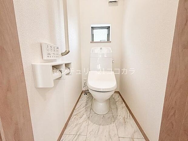 使い心地の良いウォシュレット機能付トイレ！窓から光が入るので明るい室内で換気も良好です。