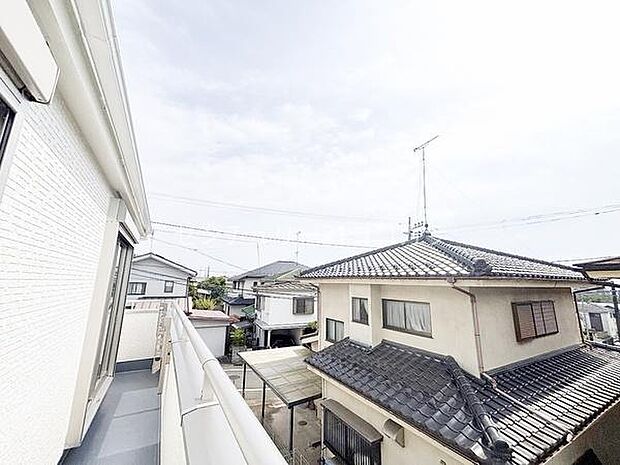 バルコニーからの眺めは開放感たっぷり！広がる風景を見渡しながらホッと一息、リフレッシュできる贅沢な時間を過ごせます。