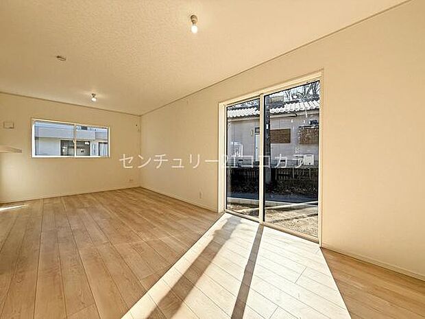 お気に入りのインテリアも引き立たせる明るい木目調のフローリングに白いクロスは、ご家族が皆がゆったり寛げるゆとりの空間です。お気に入りのインテリアに囲まれた生活を楽しめます。