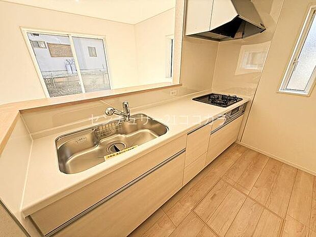 リビングで遊ぶお子様の様子も伺える対面キッチン。キッチン横には小窓を設けてお料理中のにおいもこもりません。床下収納も装備し、収納豊富なキッチンです。