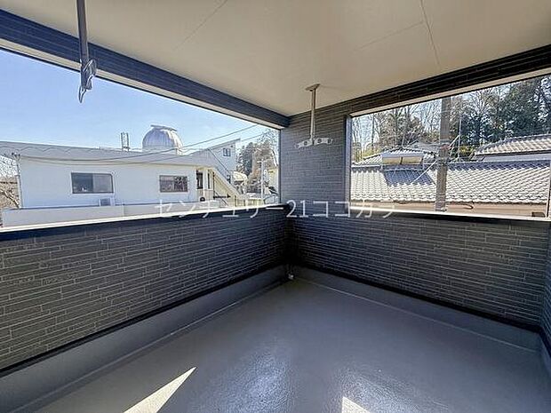 幅の広い南側ルーフバルコニー♪複数人で同時に洗濯物が干せる家事ラクバルコニーです！家庭菜園も楽しめる広さです。