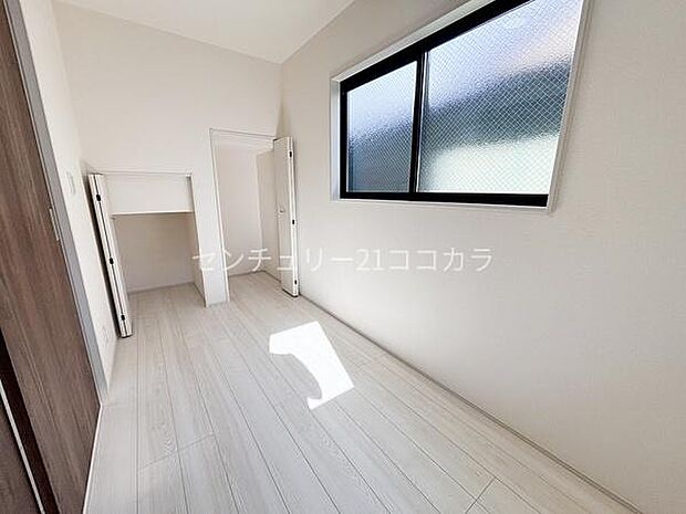 リビングとなり洋室4帖