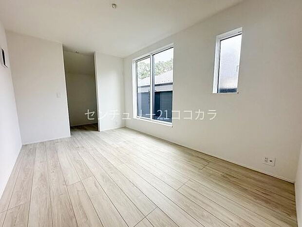 7.2帖の主寝室。バルコニーに面しており、陽当たり良好☆冬でも快適に過ごせます。