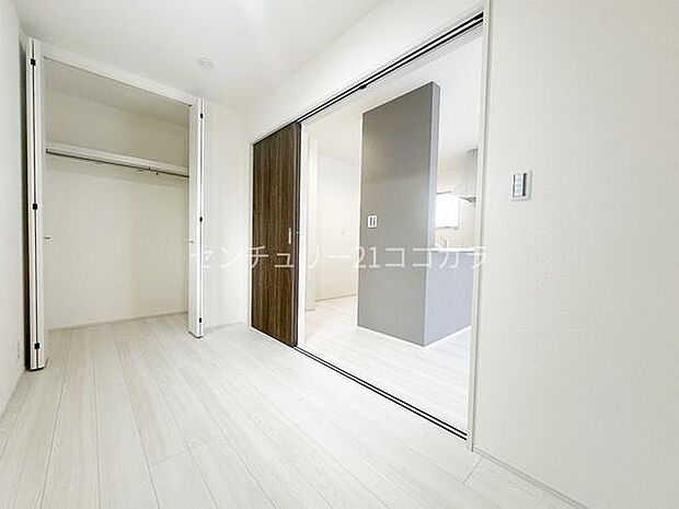 リビングとなり洋室4帖