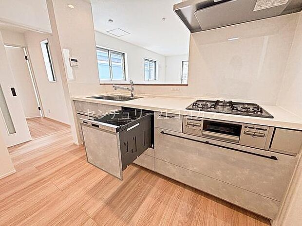 人気の対面キッチンを採用！ビルトイン食洗機完備で、調理中に食器洗いを気にせずにお皿や調理器具を使えます◎食後はご家族そろってのんびりお過ごしください。