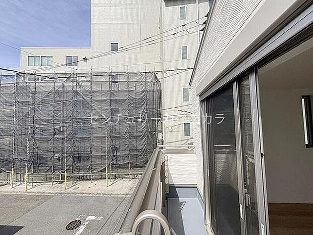 南向きのバルコニー！お洗濯物がカラッとはやく乾きます。取り込んだ洗濯物をそのままクローゼットに収納できる家事ラク動線です。