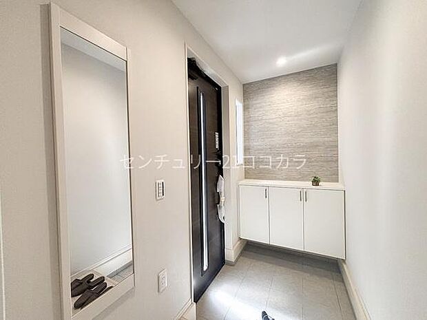 玄関窓のある明るい玄関!シューズボックスの上にお花や雑貨、ご家族の作品などを飾って季節感も演出できます。お出かけ前の身だしなみチェックに便利なミラー付です。