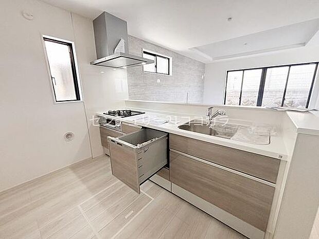 キッチンお料理中も会話を楽しめる対面キッチン!食洗機付ですので、食後のひとときはご家族そろってゆっくり過ごせます。忙しい時でもお子様をしっかりと見守れる間取りです。