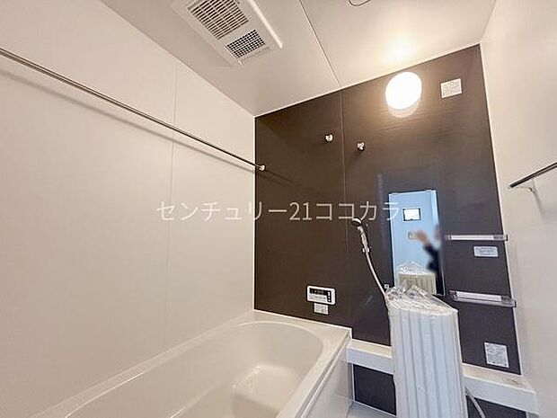 バスルーム1日の疲れをいやすバスルームはお子様との入浴時にも使いやすいリラックスサイズです。シックな雰囲気の色合いで落ち着いた空間です。