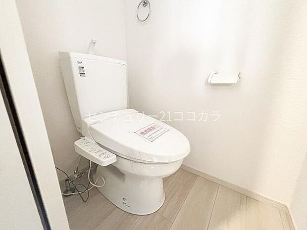 トイレ使い心地の良いウォシュレット機能付トイレ!白を基調とした清潔感のあるトイレ空間です。