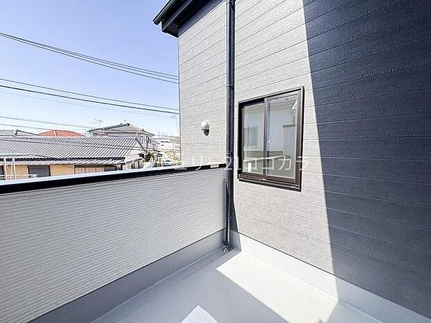 バルコニー奥行きのある広い南面バルコニー。お洗濯物を干すだけでなく、屋外用のチェアを置いてくつろぎのスペースにも。使い方のイメージが広がる空間です。