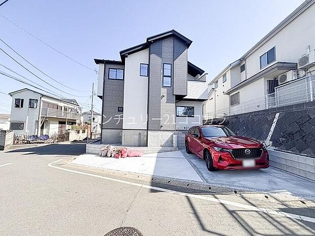 カースペース2台分カースペースは2台駐車可能!複数所有はもちろん、来客時などにも便利です。前面道路が広く、車を出し入れしやすいカースペースです。