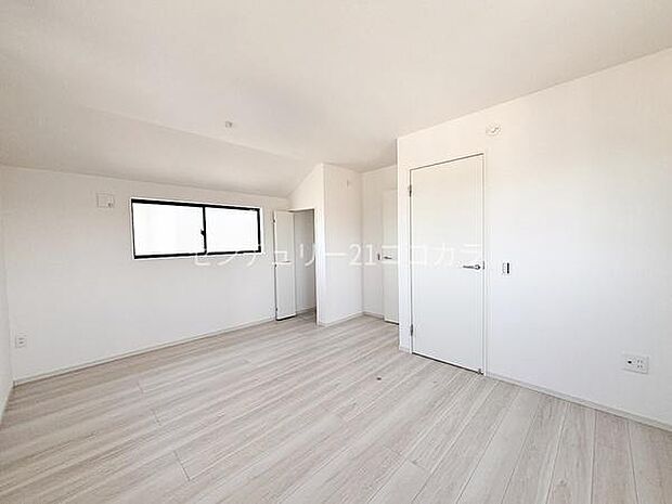 2階洋室4.4帖+5.1帖間仕切り対応可能な洋室。お子様の成長や巣立ちなど、長い目で見たライフスタイルの変化に対応しやすいお住まいです。