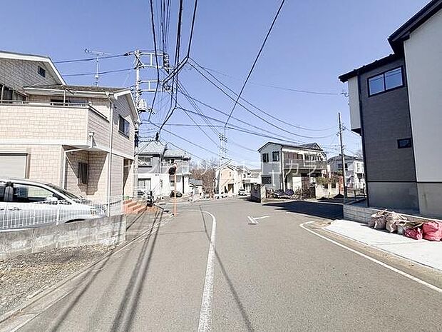前面道路を含む現地写真京王線始発の京王八王子駅が徒歩圏内。通勤通学に便利な立地!周辺は戸建の建ち並ぶ落ち着いた街並みです。