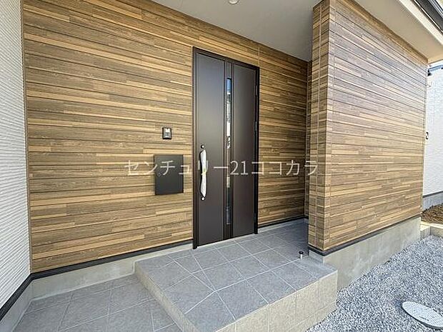 スタイリッシュな印象の玄関ドア。ゆとりある共有廊下と調和し、洗練された上質感を漂わせる、毎日の出入りが特別な空間です。