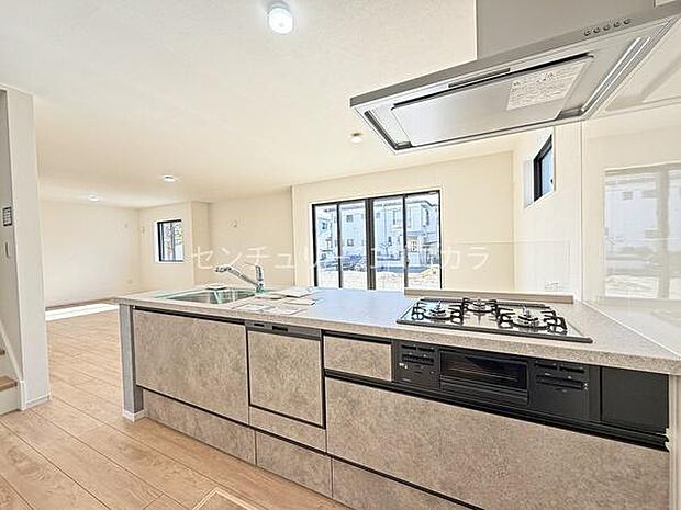 キッチンからリビングやダイニングの様子がひと目でわかるレイアウトです。吊戸棚や壁がないため空間を広く見せられます。家事をしながら家族との会話が楽しめるレイアウト！