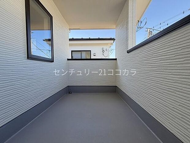 2部屋続きの奥行のあるバルコニーは、広々とした開放感と利便性が魅力！部屋ごとの異なる使い方も可能です。リラックススペースやガーデニングなど多様な楽しみ方が広がります。