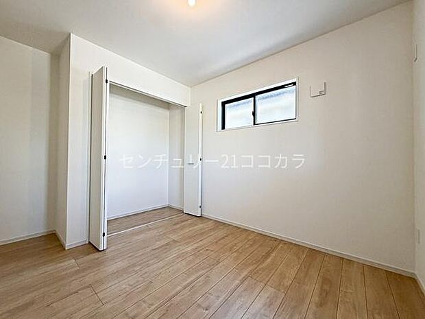 明るい床は光を反射するのでお部屋印象もパッと明るくなります。カーテンやインテリアのコーディネートも楽しめそうな素敵なお部屋です。