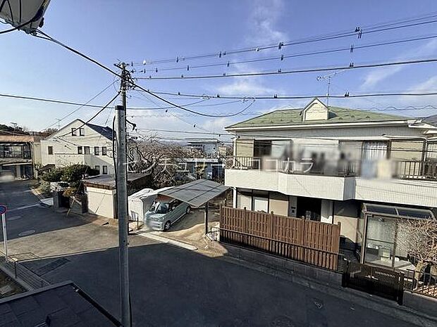 バルコニーからの眺めは開放感たっぷり！緑豊かな風景を見渡しながらホッと一息、リフレッシュできる贅沢な時間を過ごせます。