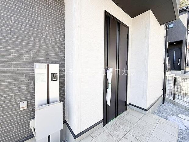 玄関洗練された印象のスタイリッシュな玄関スペース。ポーチ部分にゆとりがあり、雨の日や荷物の多い時の出入りもスムーズです。