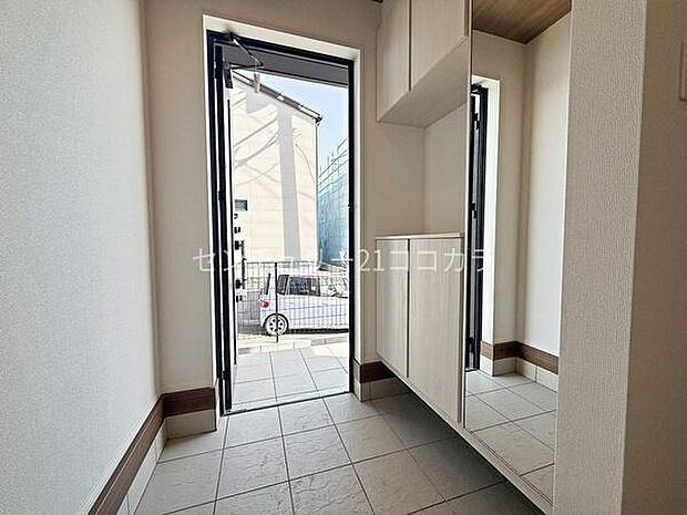 玄関、シューズボックス白を基調とした玄関は、住まいの第一印象をぐっと明るく、清潔感あふれる空間に演出してくれます