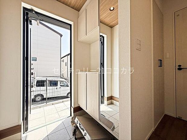 玄関、シューズボックス白を基調とした玄関は、住まいの第一印象をぐっと明るく、清潔感あふれる空間に演出してくれます