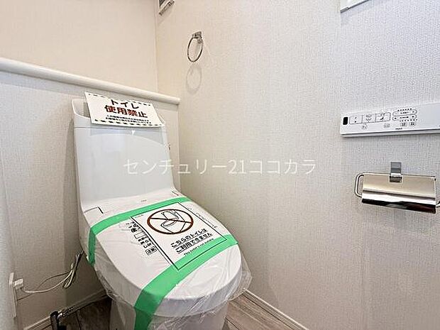 ウォシュレット機能付トイレ使い心地の良いウォシュレット機能付トイレ！窓から光が入るので明るい室内で換気も良好です。