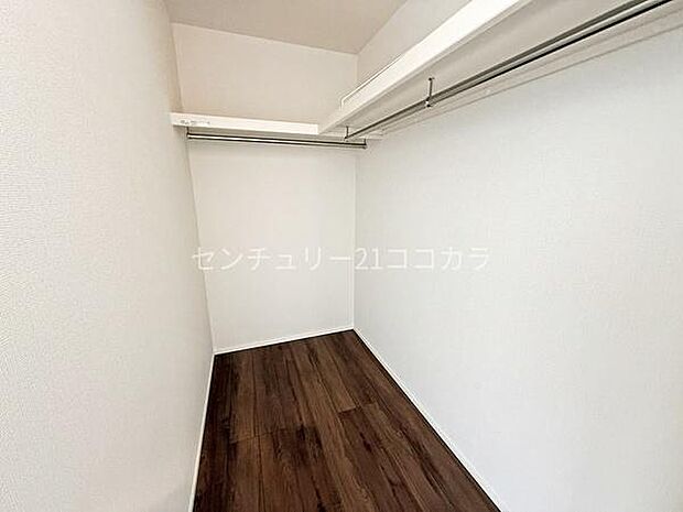 ウォークインクローゼット季節の衣類はもちろん旅行カバンなどかさばる物もスッキリ収納できます！