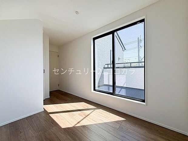 2階洋室5帖お部屋からバルコニーへと続く開放感のある洋室。南面に面し、心地よい日差しが注ぐ明るいお部屋です。