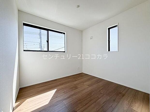 2階洋室4.93帖2階の洋室4部屋の間取り!お子様が成長して個室が必要になっても充実したプライベート空間を確保できます。全室収納完備です!