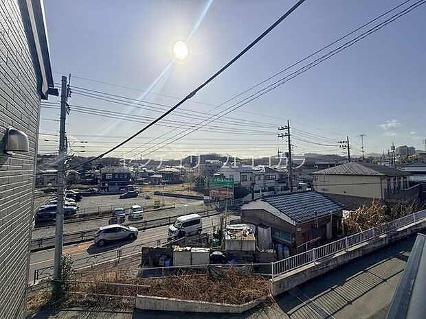 バルコニーからの眺望青い空が広がるバルコニーからの眺望。テレワークや勉強につかれた時はバルコニーに出て、ほっと一息つけそうです。