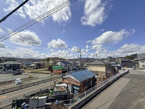 バルコニーからの眺望青い空が広がるバルコニーからの眺望。テレワークや勉強につかれた時はバルコニーに出て、ほっと一息つけそうです。