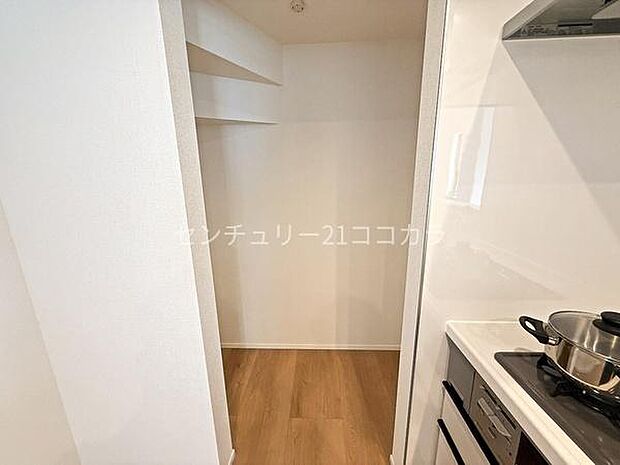 キッチンとなりパントリー