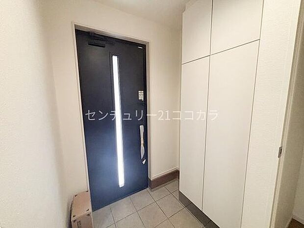 玄関大容量のシューズボックスを備えた、明るく開放的な玄関です!家族全員の靴をスッキリ収められるため、玄関周りはいつも清潔な印象をキープできます。