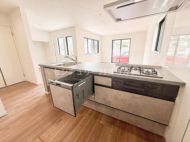 キッチンリビングが見渡せる対面キッチン!調理器具をスッキリ収納できるため、常に清潔感のあるキッチンを保てます♪お料理の時間がもっと楽しく、効率的になります。