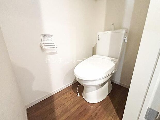 トイレ使い心地の良いウォシュレット機能付トイレ!窓から光が入るので明るい室内で換気も良好です。