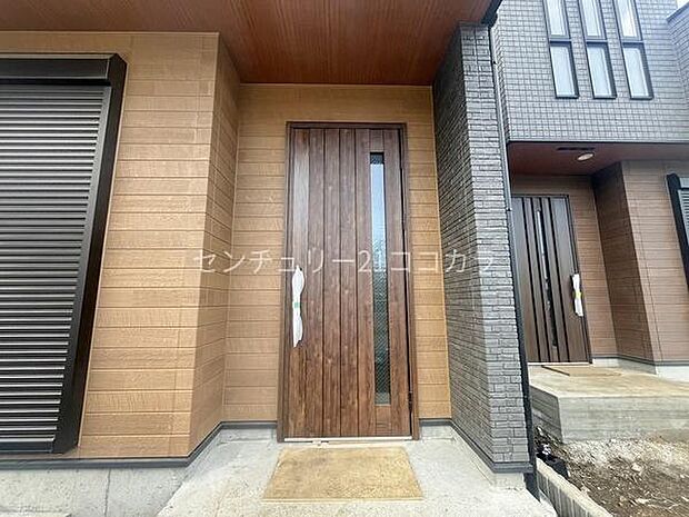 玄関ドア木のぬくもりも感じられるスタイリッシュな玄関スペース。ポーチ部分にゆとりがあり、雨の日や荷物の多い時の出入りもスムーズです。