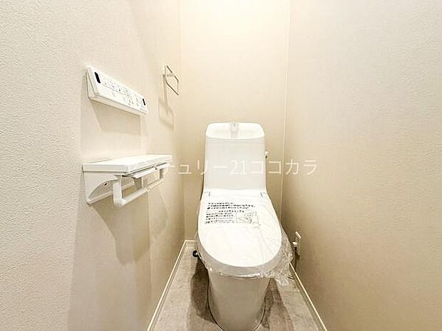 ウォシュレット機能付使い心地の良いウォシュレット機能付トイレ!白を基調とした清潔感のあるトイレ空間です。