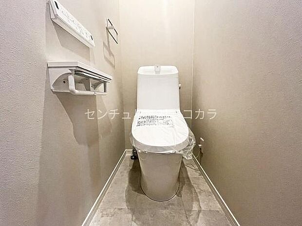 ウォシュレット機能付使い心地の良いウォシュレット機能付トイレ！白を基調とした清潔感のあるトイレ空間です。