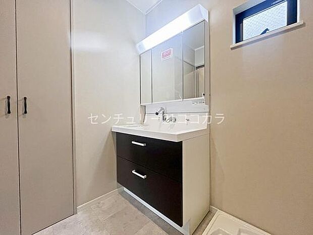 3面鏡シャンプードレッサーリネン庫付の洗面室。掃除洗濯用品やご家族それぞれのヘアケア、メイクグッズなど使いたい物が多い洗面室は暮らしの大切なスペース。十分な収納があるのは嬉しいポイントです！