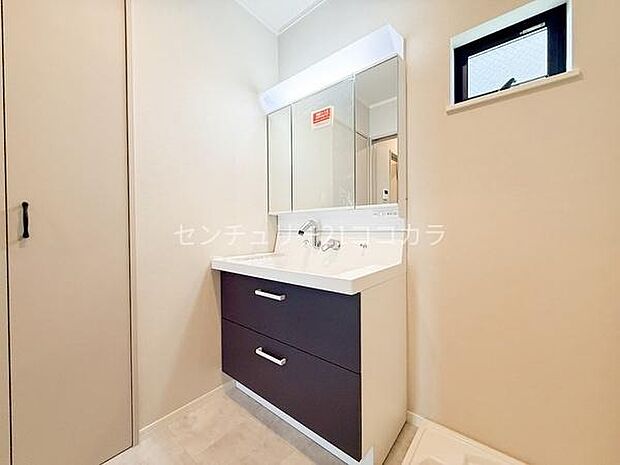 3面鏡シャンプードレッサーリネン庫付の洗面室。掃除洗濯用品やご家族それぞれのヘアケア、メイクグッズなど使いたい物が多い洗面室は暮らしの大切なスペース。十分な収納があるのは嬉しいポイントです!