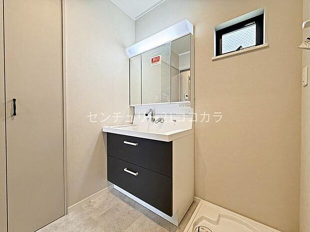 3面鏡シャンプードレッサーリネン庫付の洗面室。掃除洗濯用品やご家族それぞれのヘアケア、メイクグッズなど使いたい物が多い洗面室は暮らしの大切なスペース。十分な収納があるのは嬉しいポイントです!