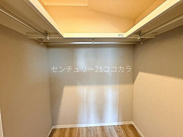 ウォークインクローゼット季節物の衣類からスーツまで、まとめて管理できる大容量のウォークインクローゼットです!ハンガーパイプ付きで、お洗濯後の服をそのまま掛けて収納できます。