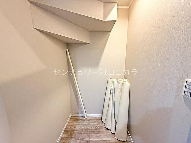 キッチンとなりパントリーキッチン横に大容量のパントリーを完備!まとめ買いしたお水やレトルト食品、お米などのストックをたっぷり収納できます♪