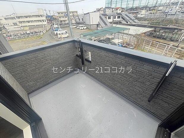 バルコニー奥行きのある南面バルコニーでは心地よい日差しやさわやかな風を感じられます。晴れた日にはたっぷりの洗濯物やお布団を干すことができます。