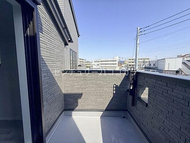 バルコニー奥行きのある南面バルコニーでは心地よい日差しやさわやかな風を感じられます。晴れた日にはたっぷりの洗濯物やお布団を干すことができます。