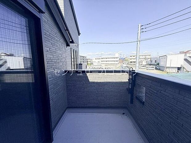 バルコニー奥行きのある南面バルコニーでは心地よい日差しやさわやかな風を感じられます。晴れた日にはたっぷりの洗濯物やお布団を干すことができます。
